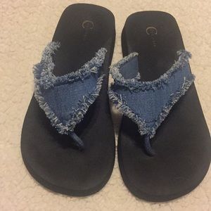 Blue jean fringe flip flops 🔥$5 bundle